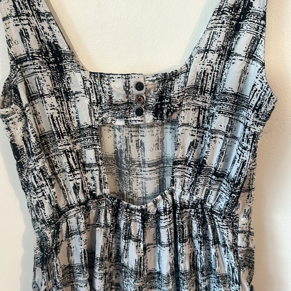 Patterned Romper with Pockets - Picture 4 of 6